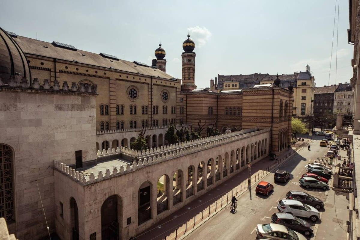 New A C Studio With View Of The Synagogue Budapest Luaran gambar